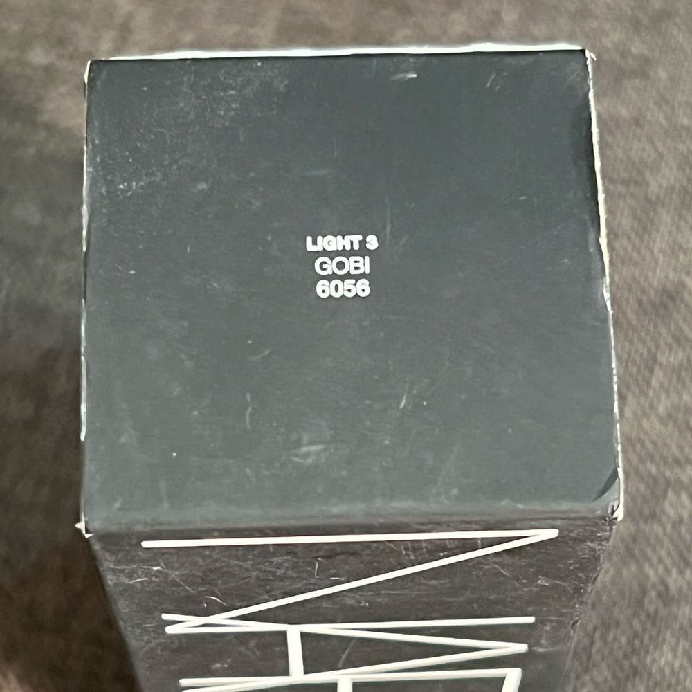 Light 3 GOBI - NARS Sheer Glow Foundation - Picture 2 of 8
